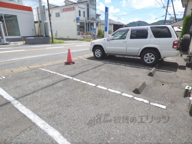 【ハイツ湖南の駐車場】