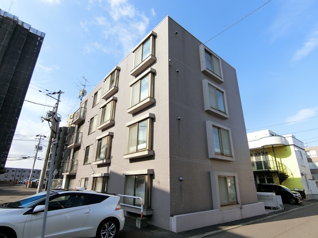 札幌市厚別区厚別中央一条のアパートの建物外観