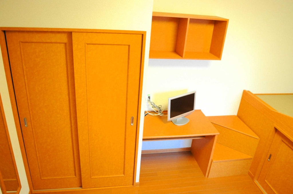 その他　収納スペース。実は階段のところも収納です