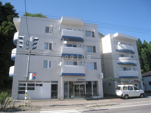 【函館市戸倉町のマンションの建物外観】