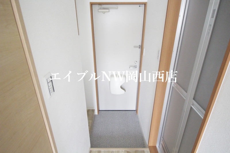 【岡山市北区高松原古才のアパートの玄関】