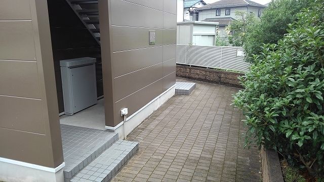 【熊谷市赤城町のアパートのエントランス】