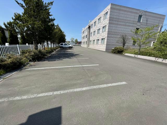 【亀田郡七飯町大川のマンションの駐車場】