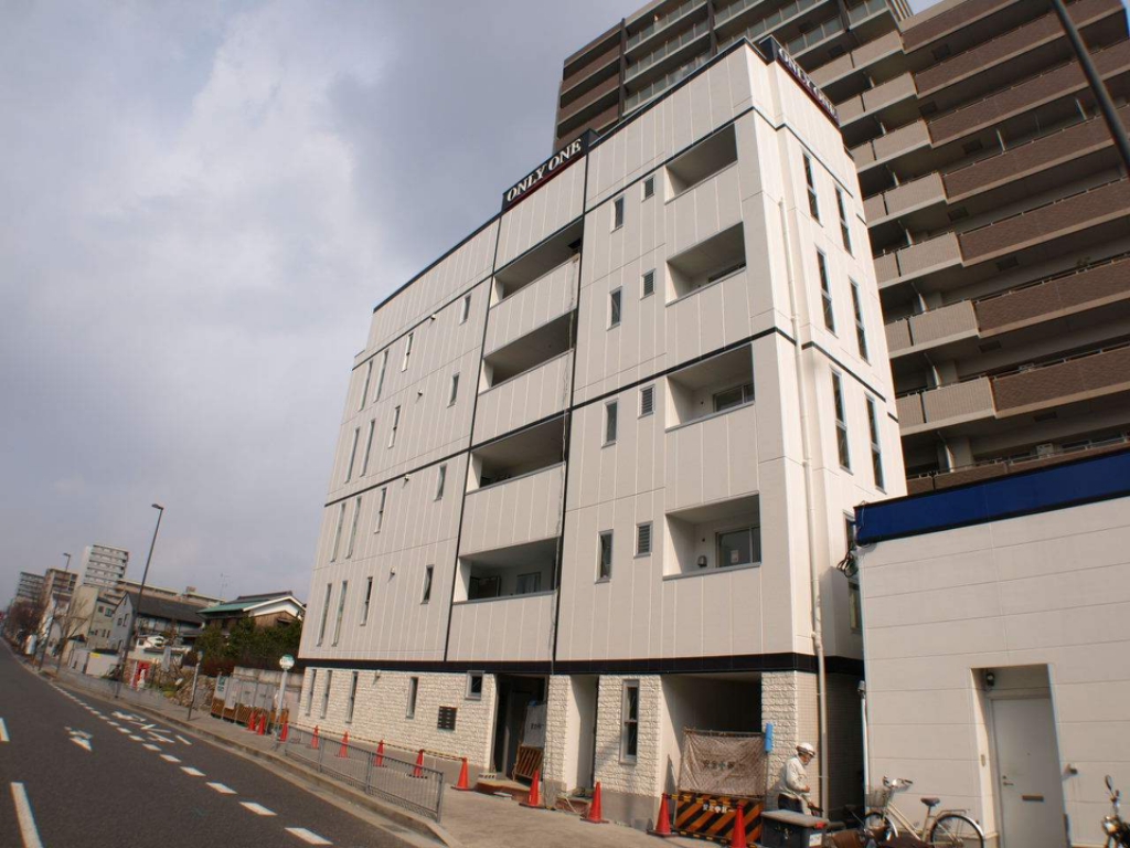 【伊丹市南本町のマンションの建物外観】