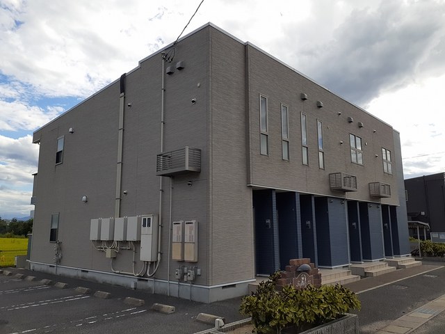 出雲市荒茅町のアパートの建物外観