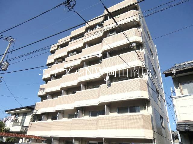 【岡山市北区大供表町のマンションの建物外観】