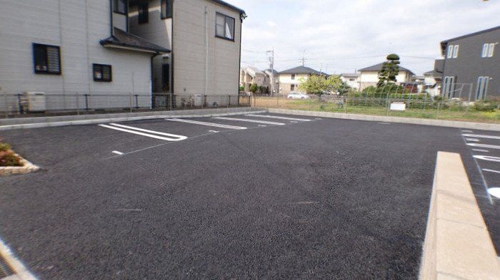 【春日部市緑町のアパートの駐車場】