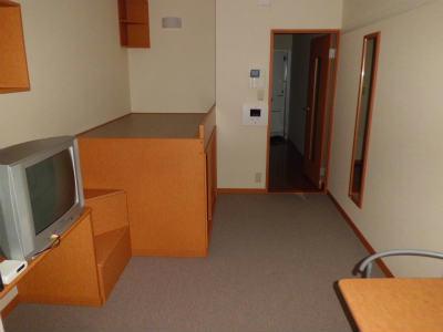 居室・リビング　窓際から見た玄関方向。