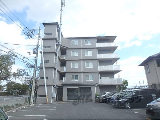 【大津市錦織のマンションの建物外観】