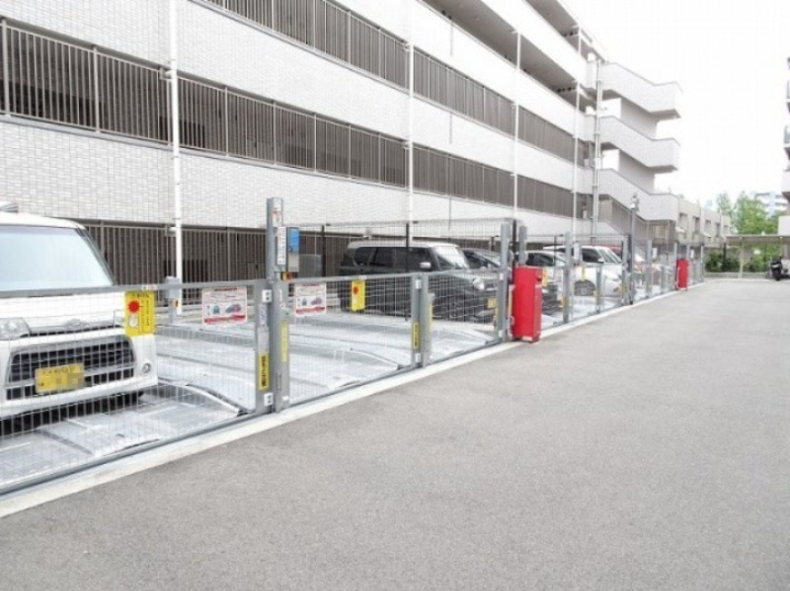 【吹田市藤白台のマンションの駐車場】