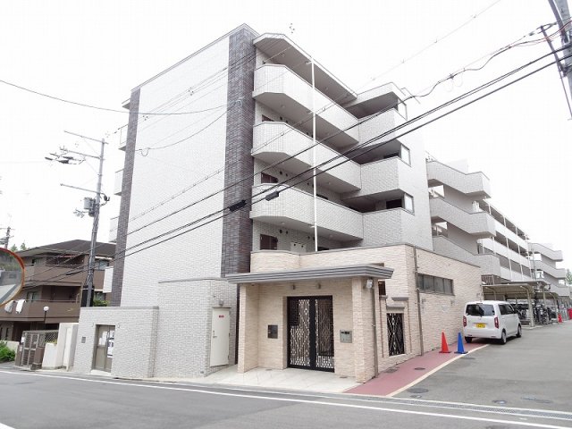 【吹田市藤白台のマンションの建物外観】