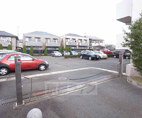 【宇治市広野町のマンションの駐車場】