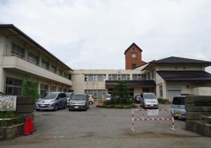 【長浜市高月町横山のアパートの小学校】