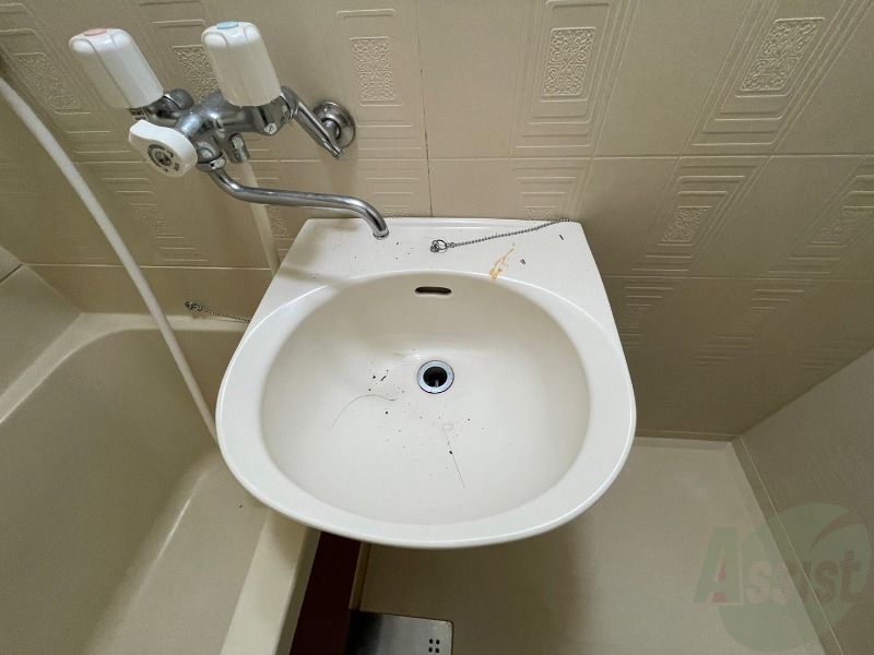 洗面設備　ユニットバス内の洗面台です。朝の身支度もスムーズです。