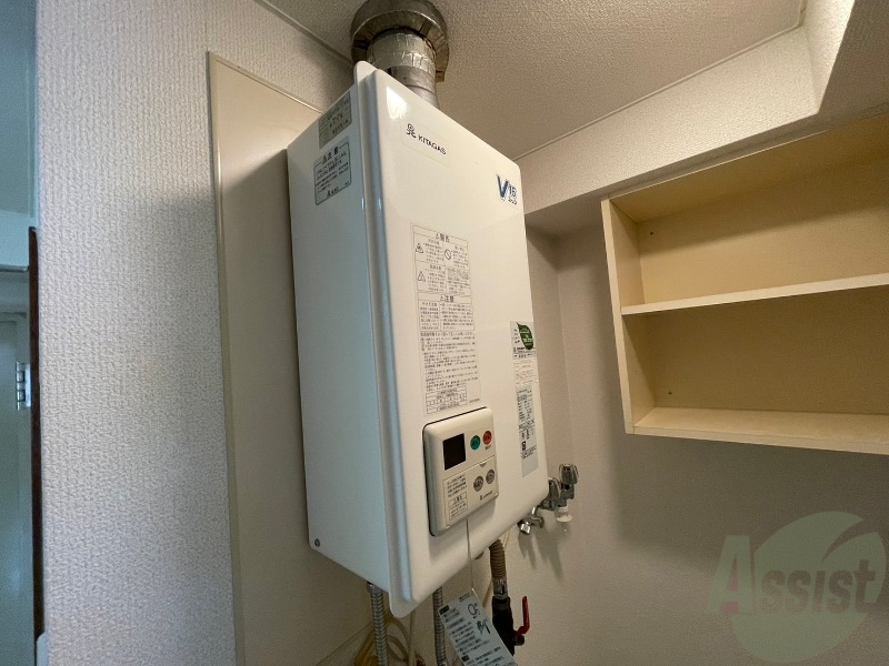 その他設備　給湯器は簡単操作で温度調整ができますよ。