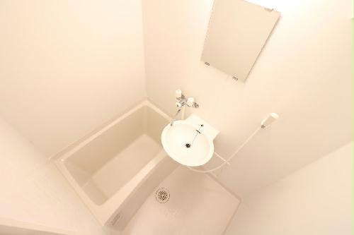 バス・シャワールーム　浴室乾燥機付きにより冬場でも洗濯物が安心して乾かせます。