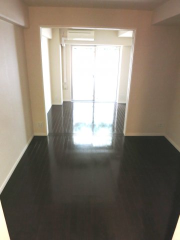 居室・リビング　※別部屋の参考写真です。