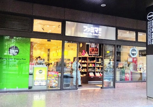 コンビニ　ファミマ芝パーク店（コンビニ）まで218m