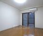 居室・リビング　西向きのお部屋です。
