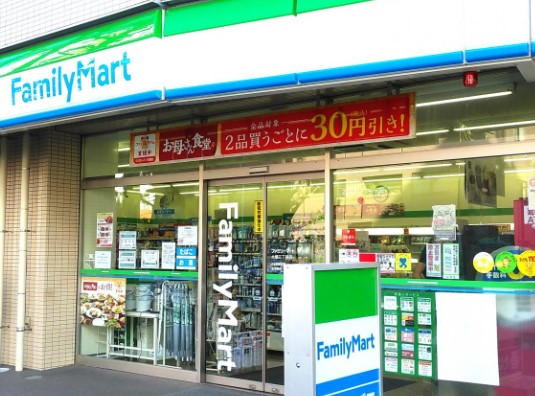 コンビニ　ファミリーマート 大塚三丁目店（コンビニ）まで63m