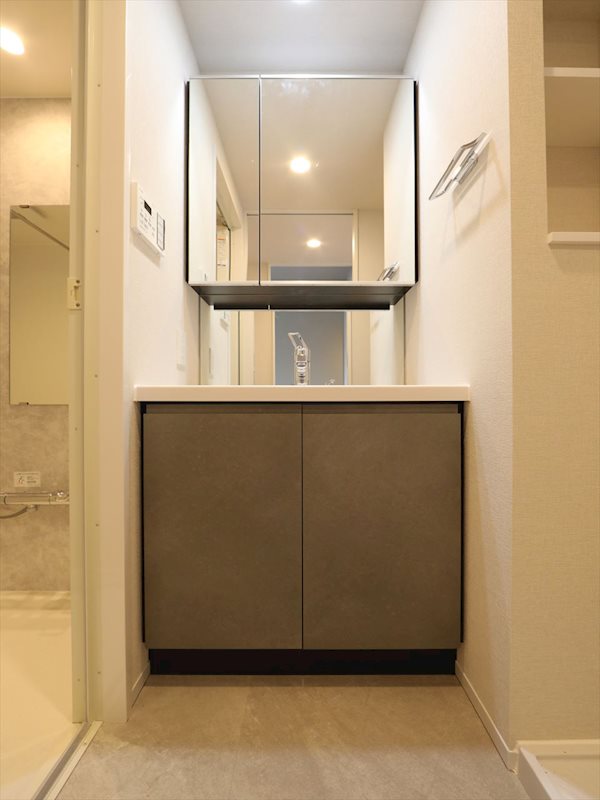 洗面設備　脱衣所　独立洗面台（シャンプードレッサー付）