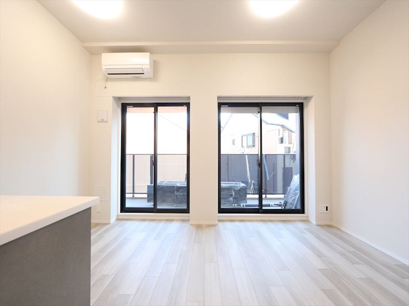 バルコニー　LDK10.2帖　エアコン付　バルコニーに面しています