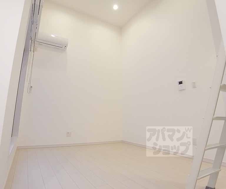 居室・リビング　天井高があり気持ち良いです。