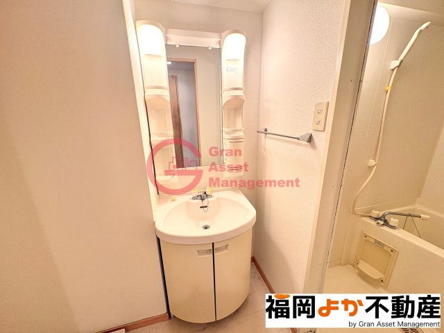 洗面設備　独立洗面台あり、毎朝おしゃれに忙しい女性の方におすすめです