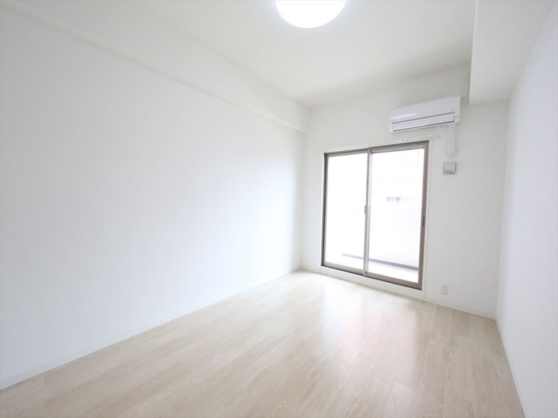 バルコニー　洋室8.3帖　南面バルコニー　エアコン完備