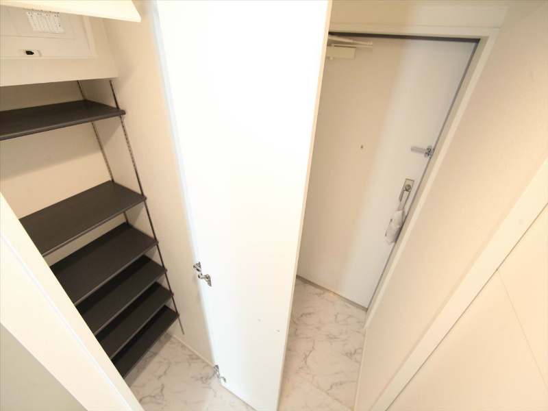 玄関　玄関　シューズボックス付　ダブルロック