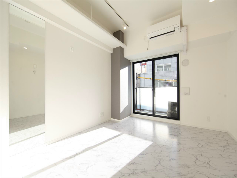 その他部屋・スペース　洋室8.7帖　姿鏡付き　エアコン完備　南面バルコニー