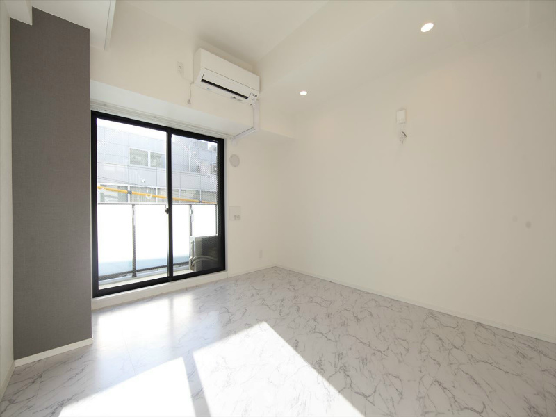 バルコニー　洋室8.7帖　エアコン完備　南面バルコニー