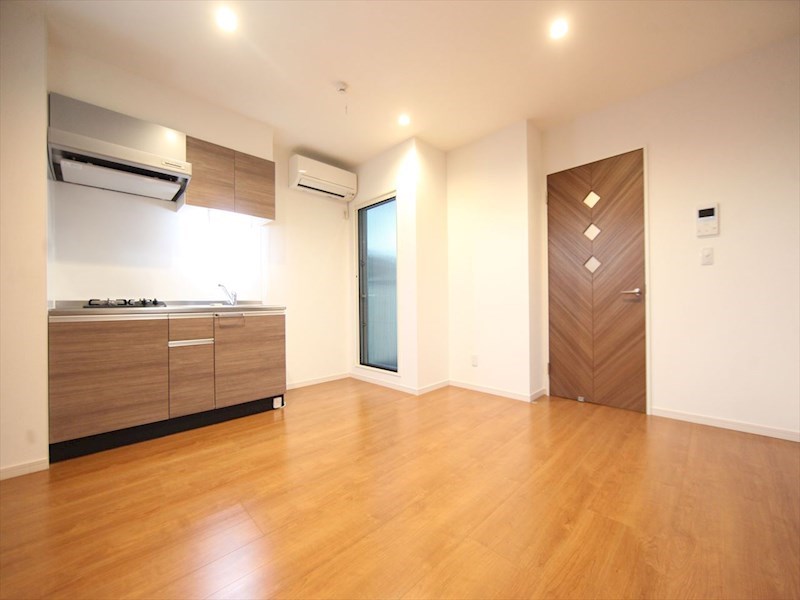 居室・リビング　ＬＤＫ8.7帖　システムキッチン　エアコン完備　バルコニー