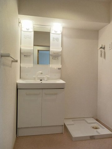 洗面設備　明るい洗面所です