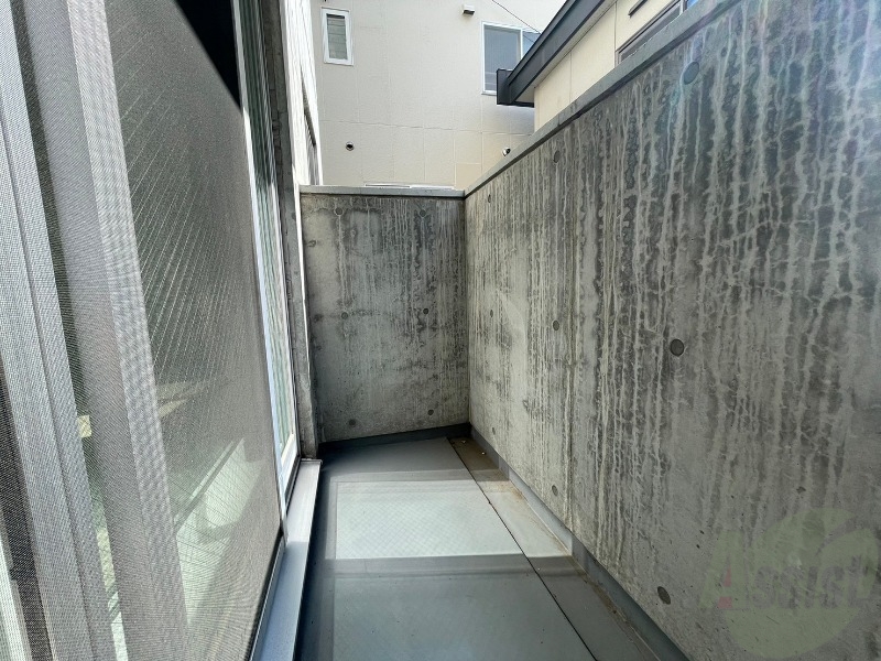 バルコニー　バルコニー。洗濯物がはかどりそうな広さがありますよ。