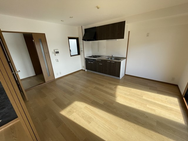 居室・リビング　床色が落ち着いた色合いで綺麗です♪