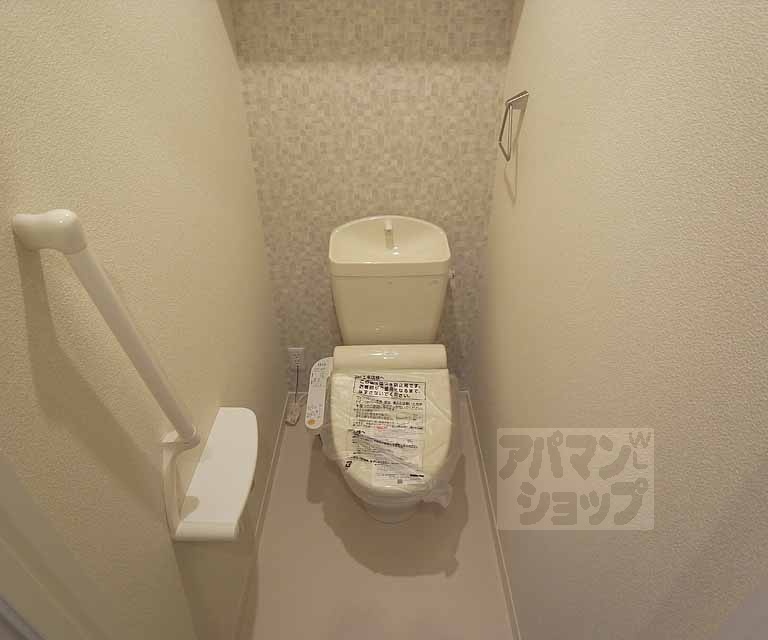 トイレ　ウォシュレット付き。