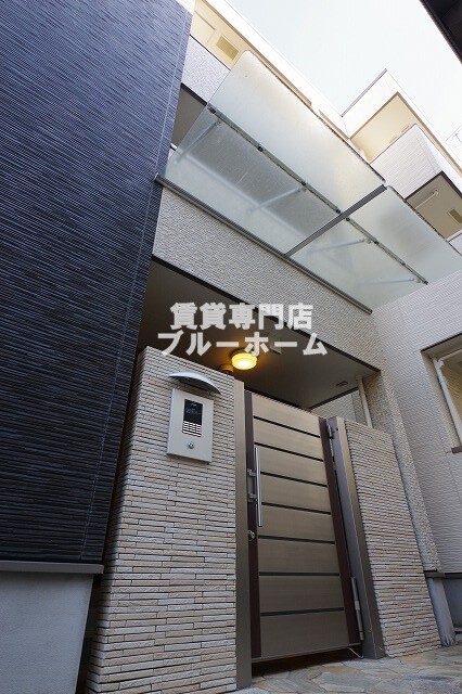 建物外観　木造３階建てのきれいな物件！