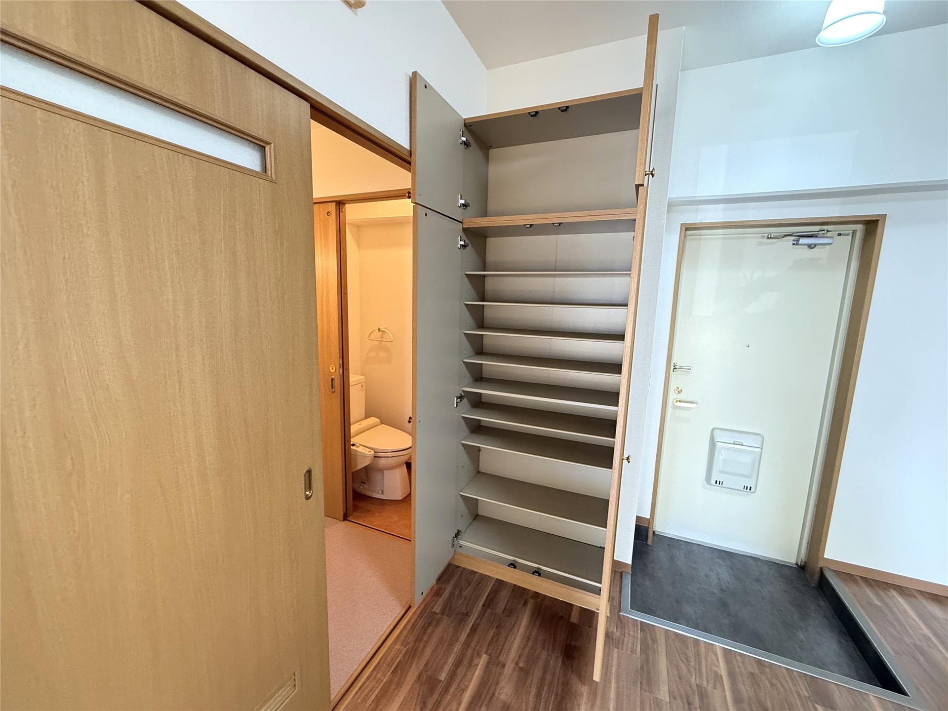 玄関　家族全員分の靴の整理整頓に助かる大型シューズボックス♪