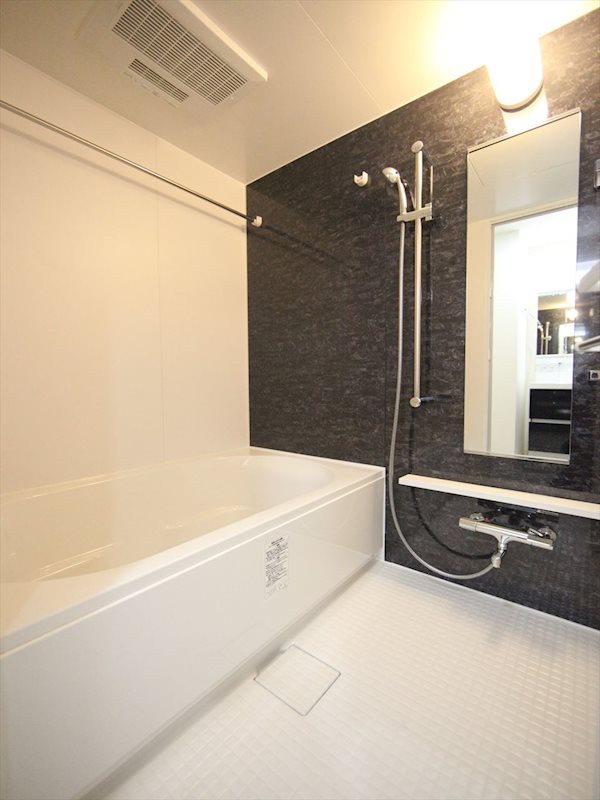 バス・シャワールーム　浴室暖房乾燥機付　追い焚き・オートバス機能付お風呂