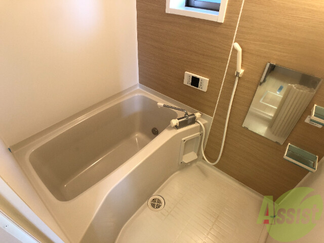 バス・シャワールーム　浴室はくつろぎの場所ですね。窓もあり換気もできますね。