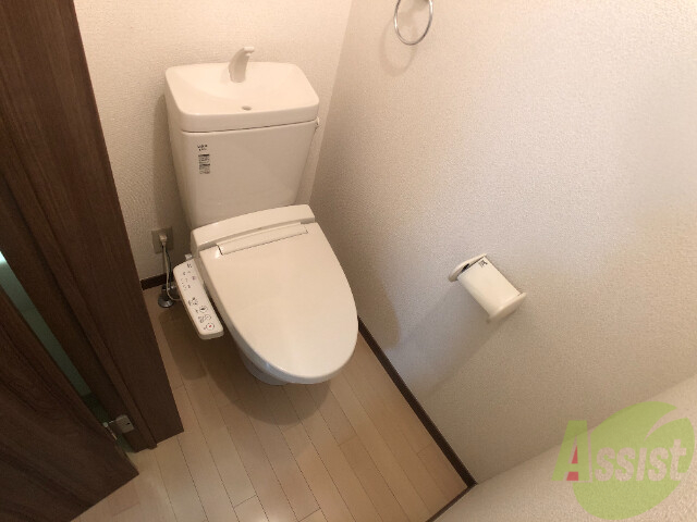 トイレ　ウォシュレット付きのお手洗いです。手入れもしやすそうです