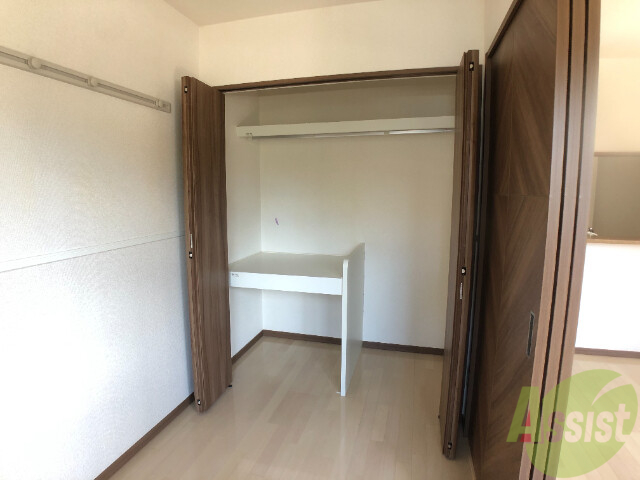 収納　クローゼットを開けてみました。奥行きもあります。