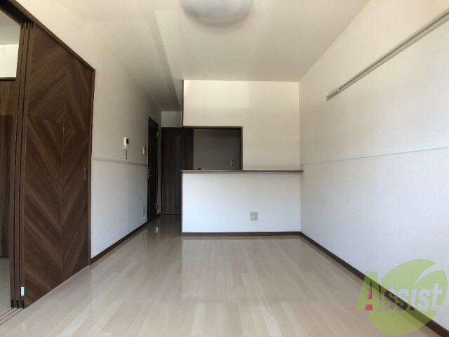 居室・リビング　９．８帖のＬＤＫです。白を基調としているので広さを感じます