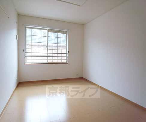 居室・リビング　窓がかわいいお部屋です。