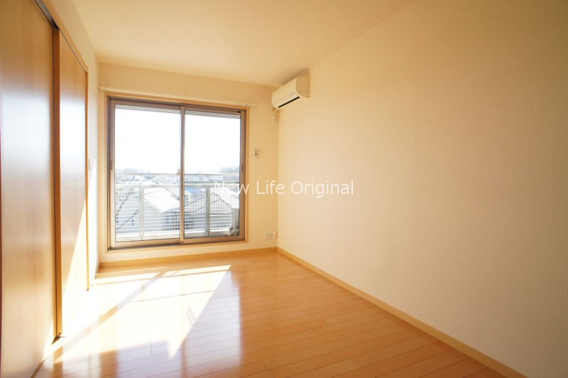 居室・リビング　明るい光が差し込むリビング9.2帖。