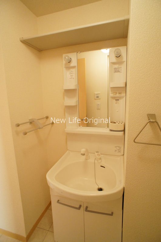 洗面設備　シャワー付き洗面台で忙しい朝でも楽に身支度が出来ます。