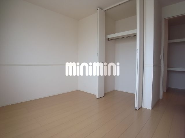 収納　広い収納付洋室