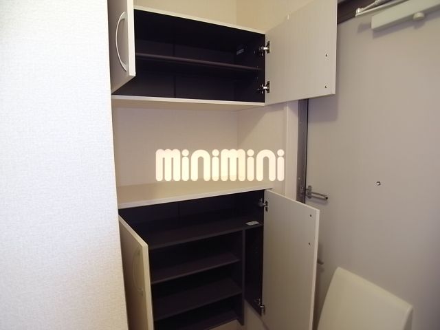 玄関　下駄箱つきです