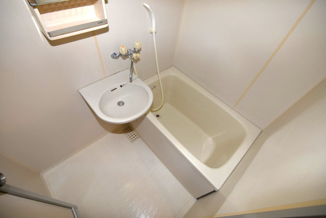 バス・シャワールーム　落ち着いた空間のお風呂です